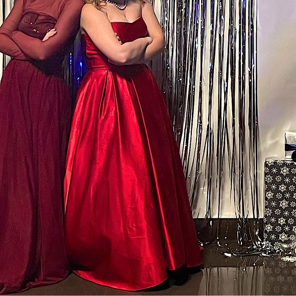 Size 8-10 Betsy and Adam Gorgeous Red Ball Gown - Picture 6 of 6